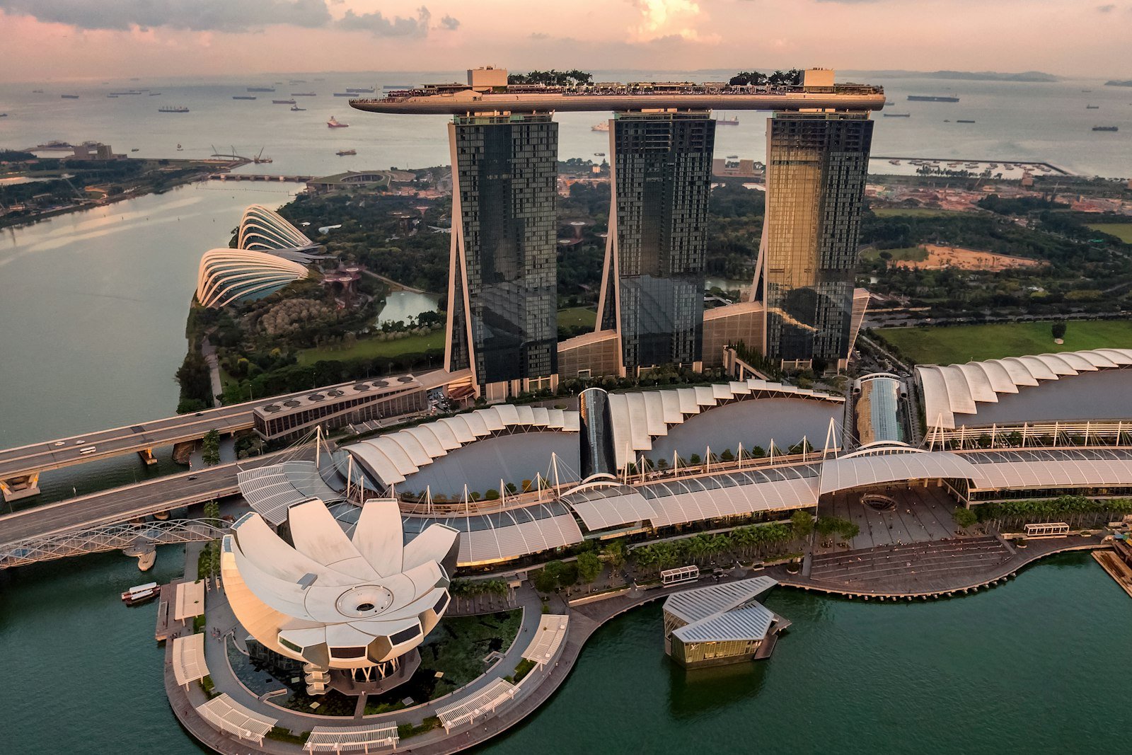 Best Rooftop Pool Hotels in Singapore 2026: Marina Bay Sands, Parkroyal & More