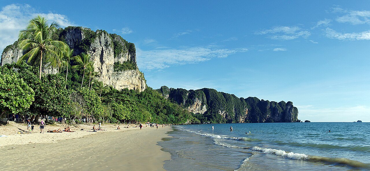 Ao Nang beach, Krabi · illustrative photograph · Photo: kallerna, CC BY-SA 3.0, via Wikimedia Commons