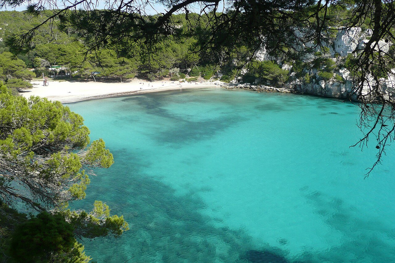Cala Macarella, Menorca · illustrative photograph · Photo: Paul Stephenson, CC BY 2.0, via Wikimedia Commons