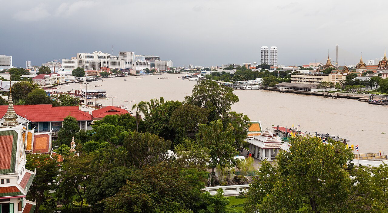 Chao Phraya River, Bangkok · illustrative photograph · Photo: Diego Delso, CC BY-SA 3.0, via Wikimedia Commons