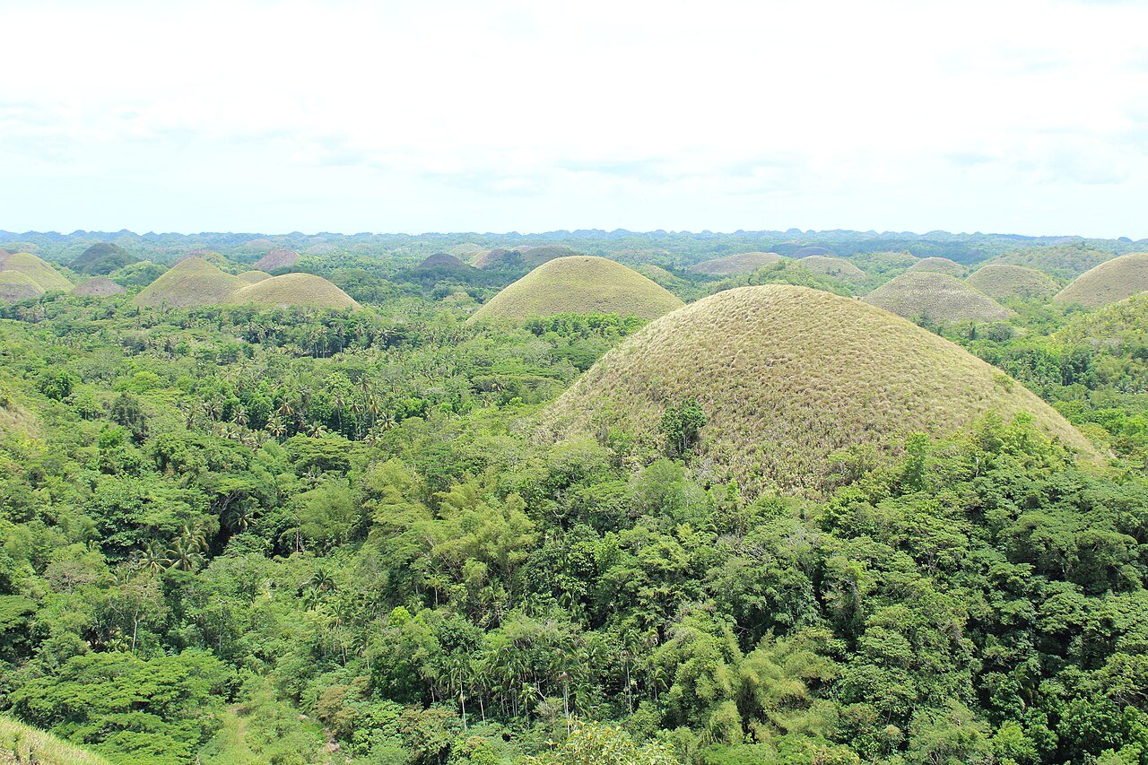 Chocolate Hills, Bohol · illustrative photograph · Photo: Wolfgang Hägele, CC BY-SA 4.0, via Wikimedia Commons