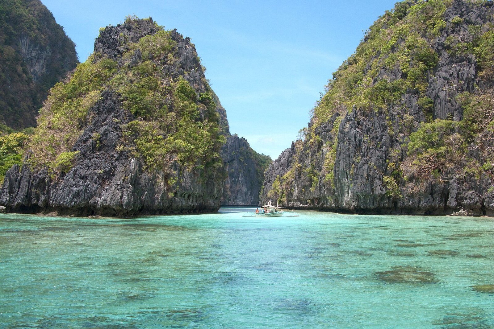 Island lagoon in Bacuit Bay, El Nido, Palawan · illustrative photograph, not a featured hotel