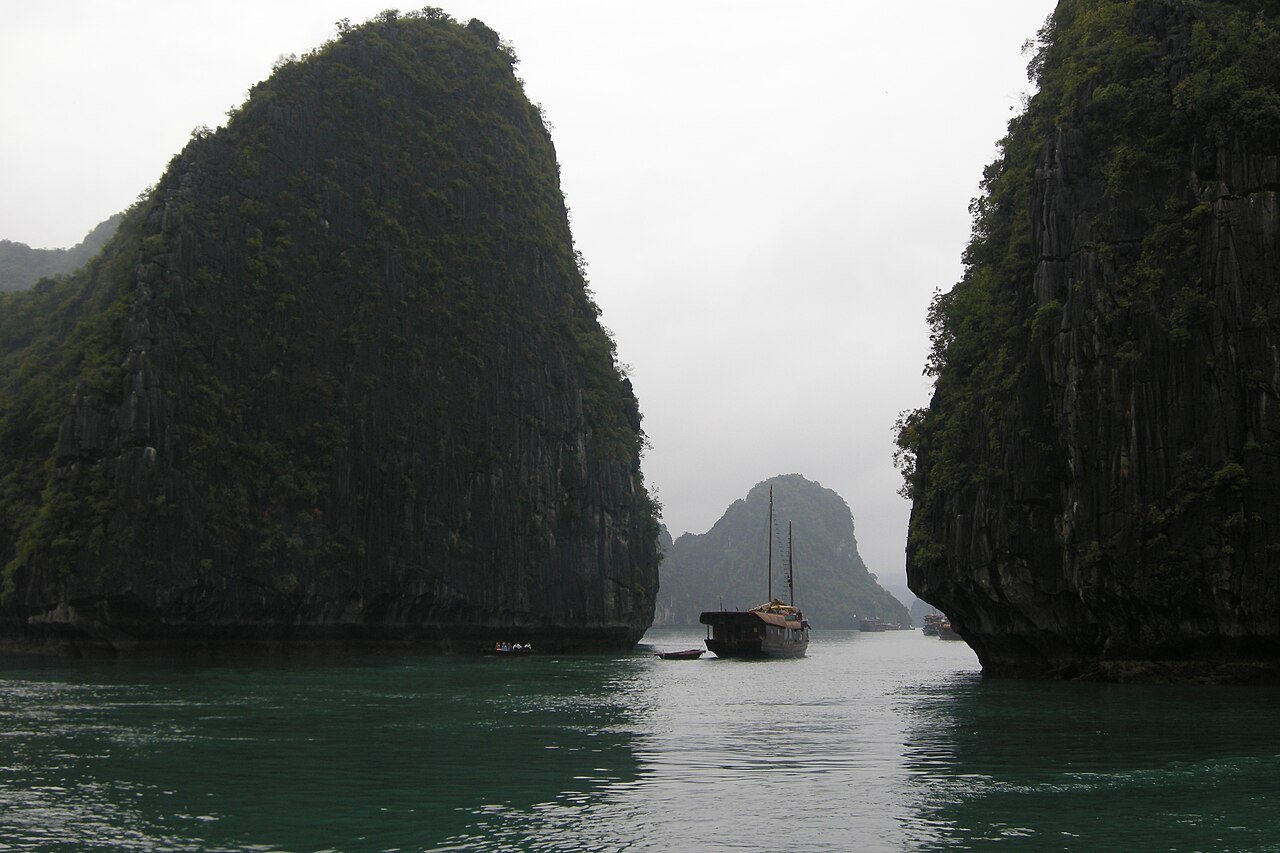 Ha Long Bay karsts · illustrative photograph · Photo: Vyacheslav Argenberg, CC BY 4.0, via Wikimedia Commons