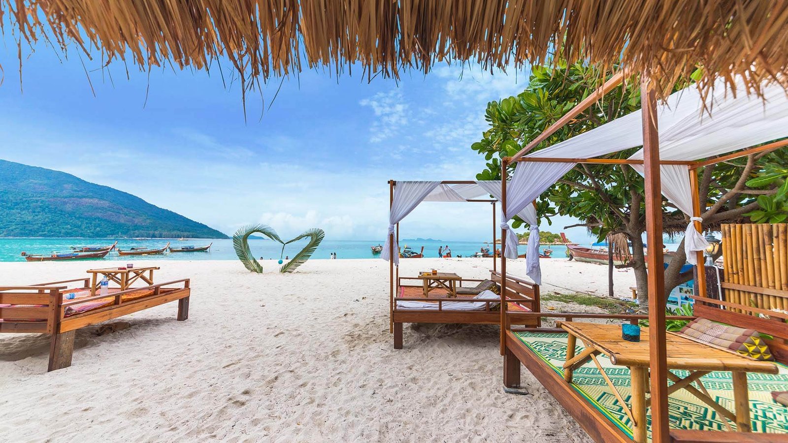 Turquoise water and white sand beach on Koh Lipe island, southern Thailand