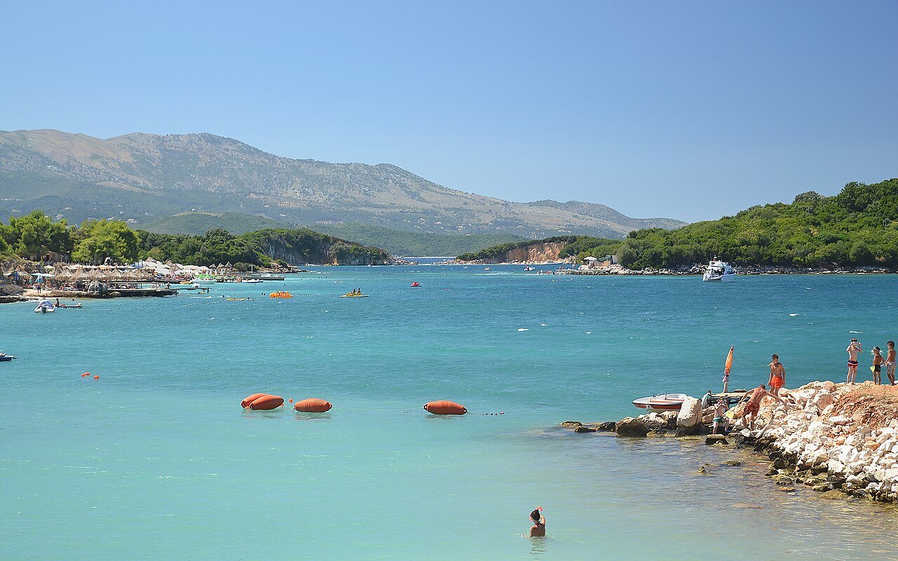 Ksamil bay, Albanian Riviera · illustrative photograph · Photo: Pudelek, CC BY-SA 4.0, via Wikimedia Commons