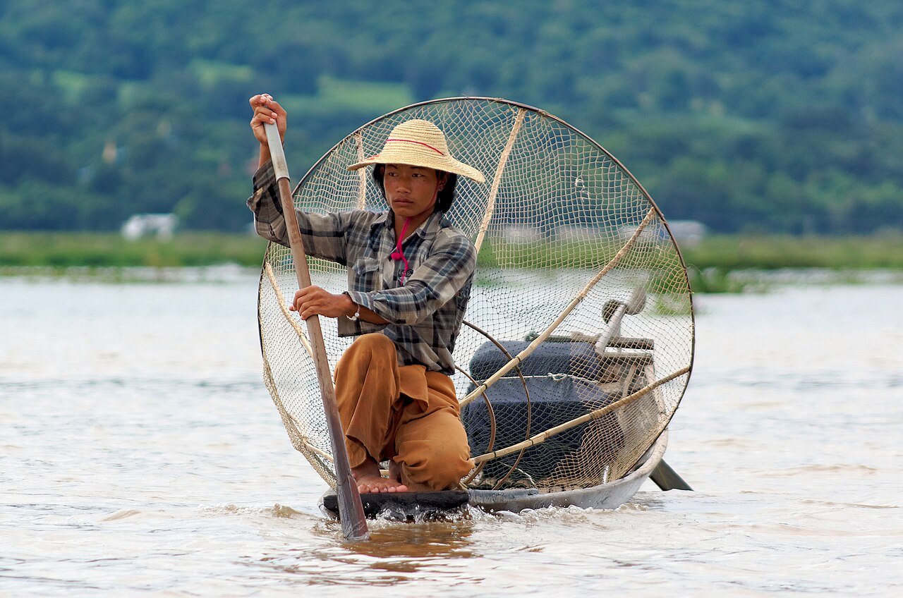 Leg-rowing fisherman, Inle Lake · illustrative photograph · Photo: Jakub Hałun, CC BY-SA 4.0, via Wikimedia Commons