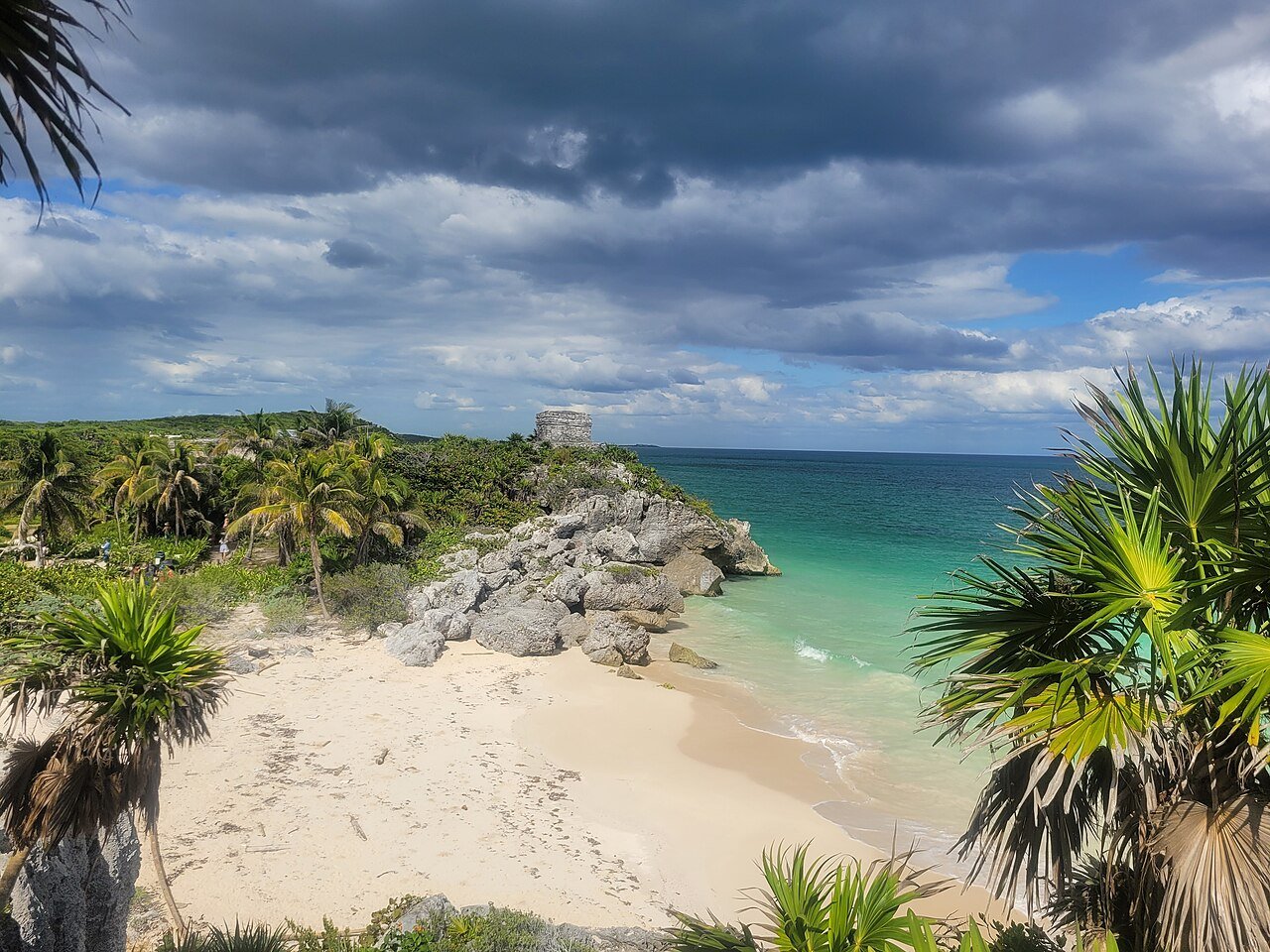 Maya ruins above the beach, Tulum · illustrative photograph · Photo: Erik Cleves Kristensen, CC BY 2.0, via Wikimedia Commons