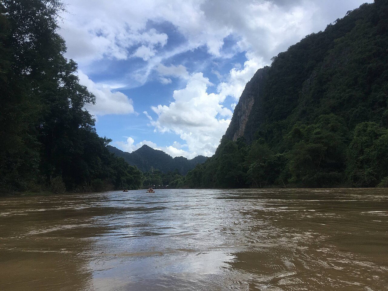 Nam Song River, Vang Vieng · illustrative photograph · Photo: Christophe95, CC BY-SA 4.0, via Wikimedia Commons
