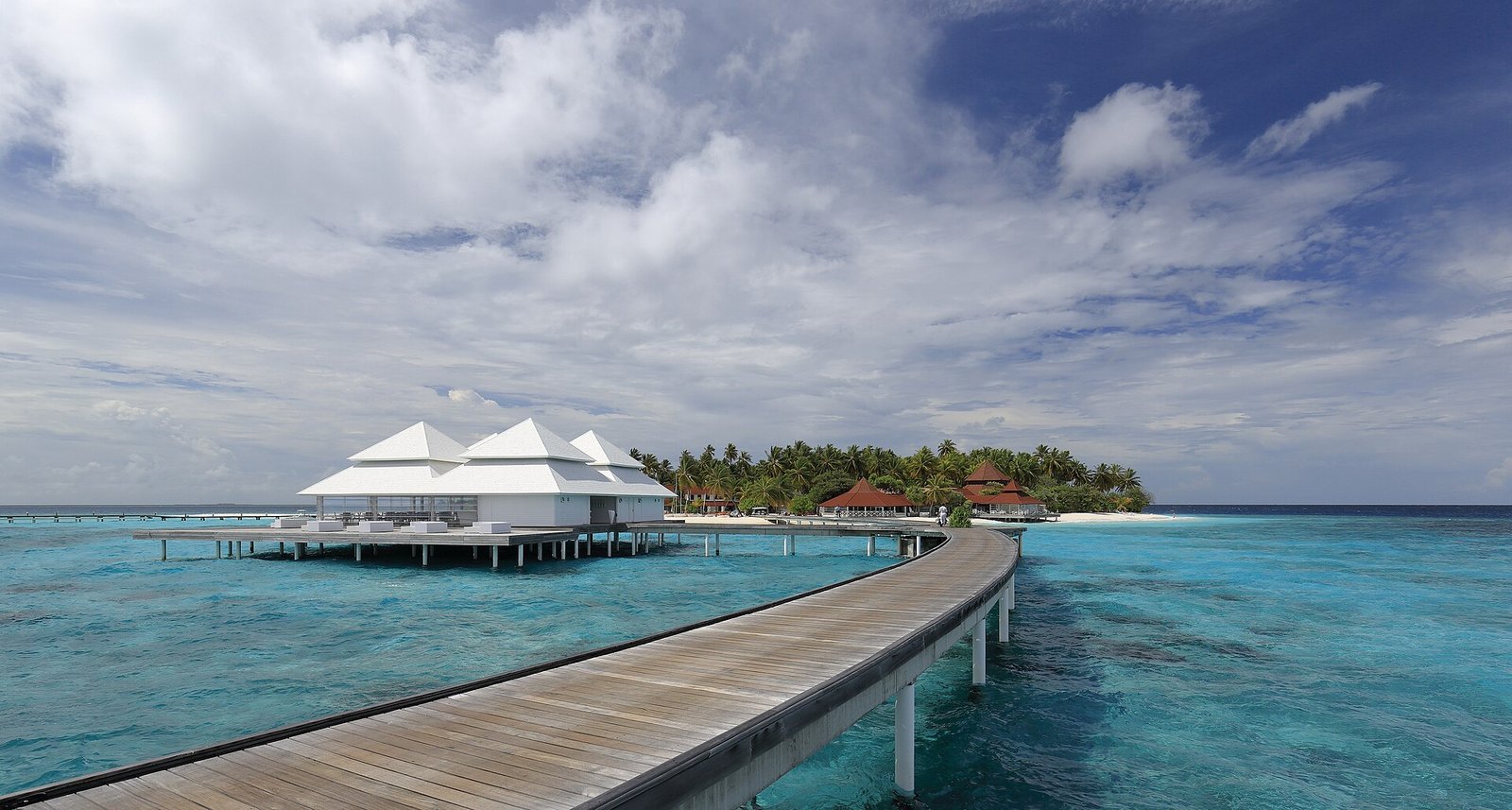 Diamonds Thudufushi Beach &amp; Water Villas, a luxury resort on Thudufushi, Ari Atoll, Maldives. — Photo: Martin Falbisoner, CC BY-SA 4.0, via Wikimedia Commons