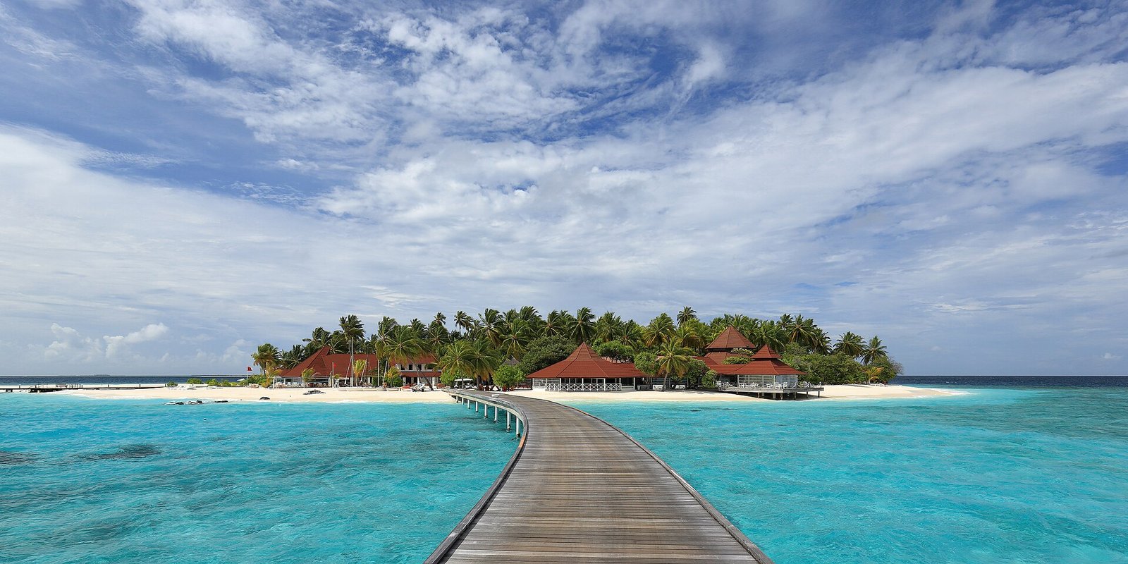 Diamonds Thudufushi Beach &amp; Water Villas, a luxury resort on Thudufushi, Ari Atoll, Maldives. — Photo: Martin Falbisoner, CC BY-SA 4.0, via Wikimedia Commons