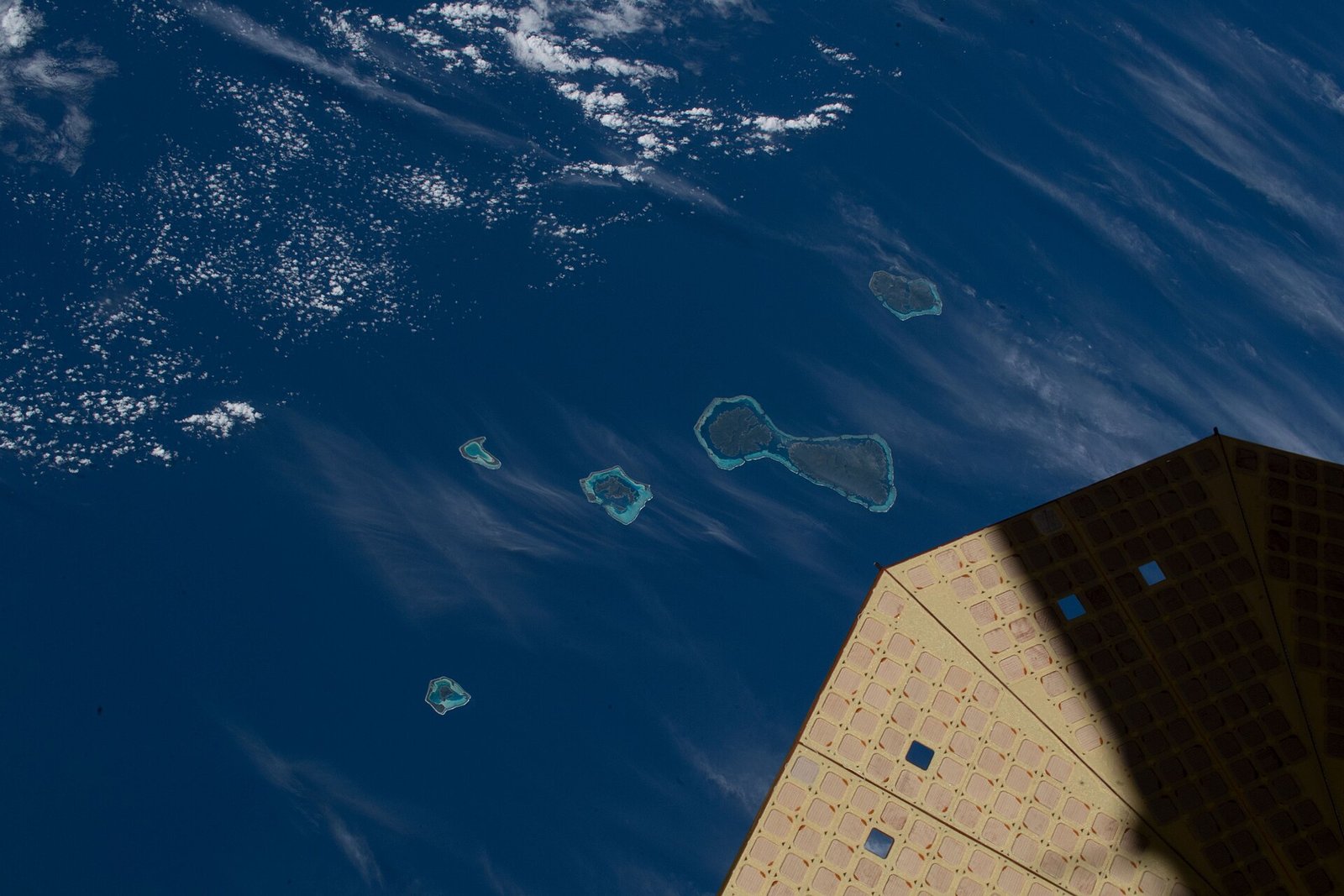 View of French Polynesia taken during ISS Expedition 55. — Photo: Earth Science and Remote Sensing Unit, NASA Johnson Space Center, Public domain, via Wikimedia Commons