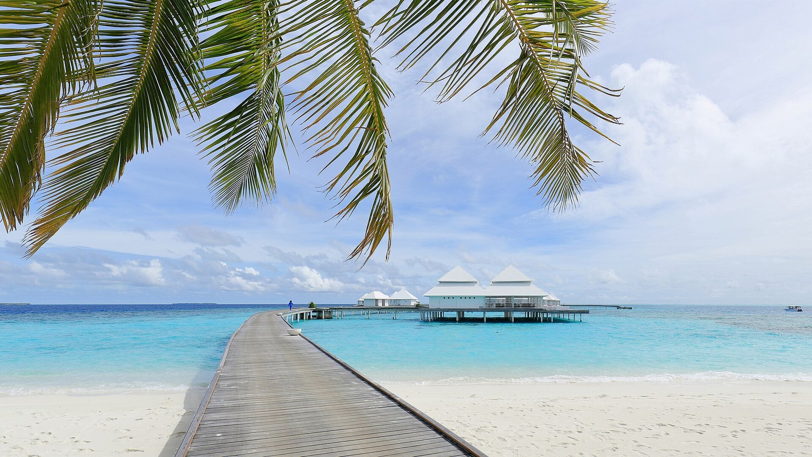 Diamonds Thudufushi Beach &amp; Water Villas, a luxury resort on Thudufushi, Ari Atoll, Maldives. — Photo: Martin Falbisoner, CC BY-SA 4.0, via Wikimedia Commons