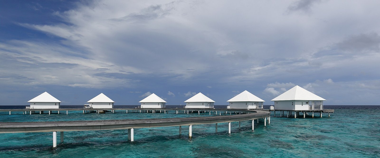 Diamonds Thudufushi Beach &amp; Water Villas, a luxury resort on Thudufushi, Ari Atoll, Maldives. — Photo: Martin Falbisoner, CC BY-SA 4.0, via Wikimedia Commons