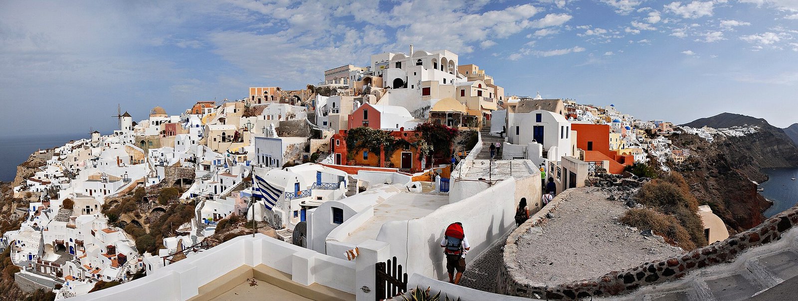Panoramic view of Oia, Santorini island (Thira), Greece. — Photo: Mstyslav Chernov, CC BY-SA 3.0, via Wikimedia Commons