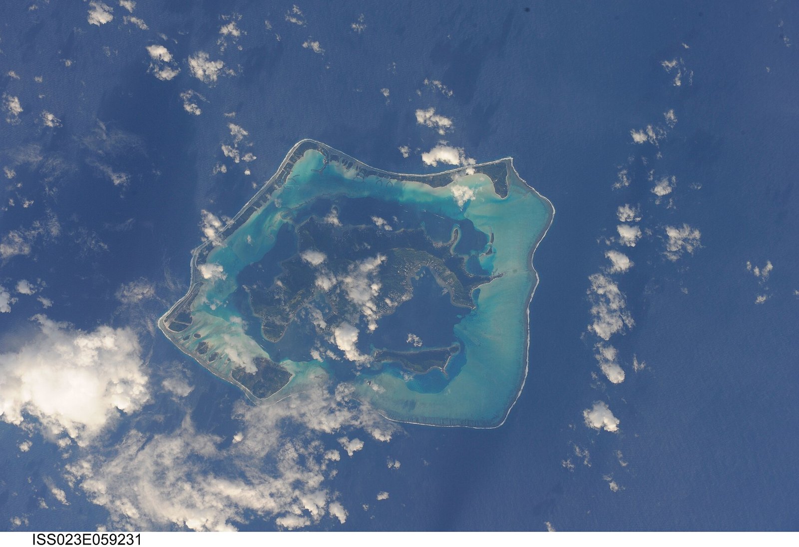 View of Earth taken during ISS Expedition 23. — Photo: Earth Science and Remote Sensing Unit, Lyndon B. Johnson Space Center, Public domain, via Wikimedia Commons