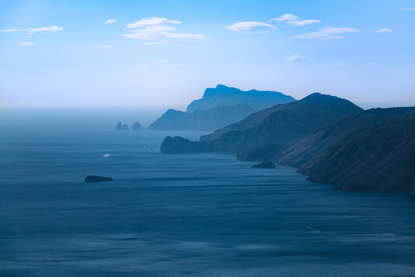 Golfo di Napoli, view in the direction of Capri island — Photo: Tesla Delacroix, CC BY-SA 4.0, via Wikimedia Commons