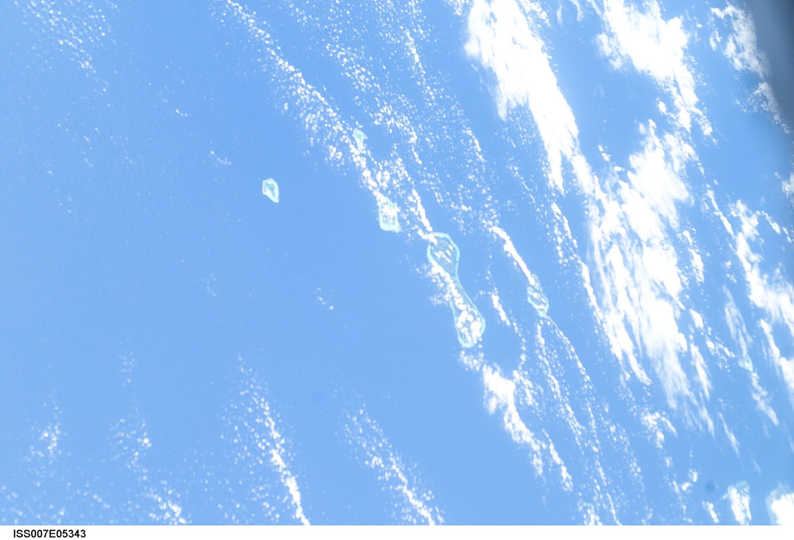 View of the Society Islands taken during ISS Expedition 7. — Photo: Earth Science and Remote Sensing Unit, Lyndon B. Johnson Space Center, Public domain, via Wikimedia Commons
