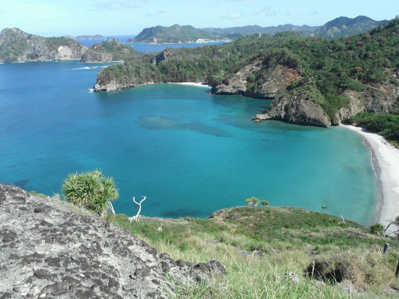 Kominato and Kopepe Beaches in Chichijima, Ogasawara Village, Tokyo, Japan, as seen from the Nakayama Pass — Photo: Ootahara, CC0, via Wikimedia Commons