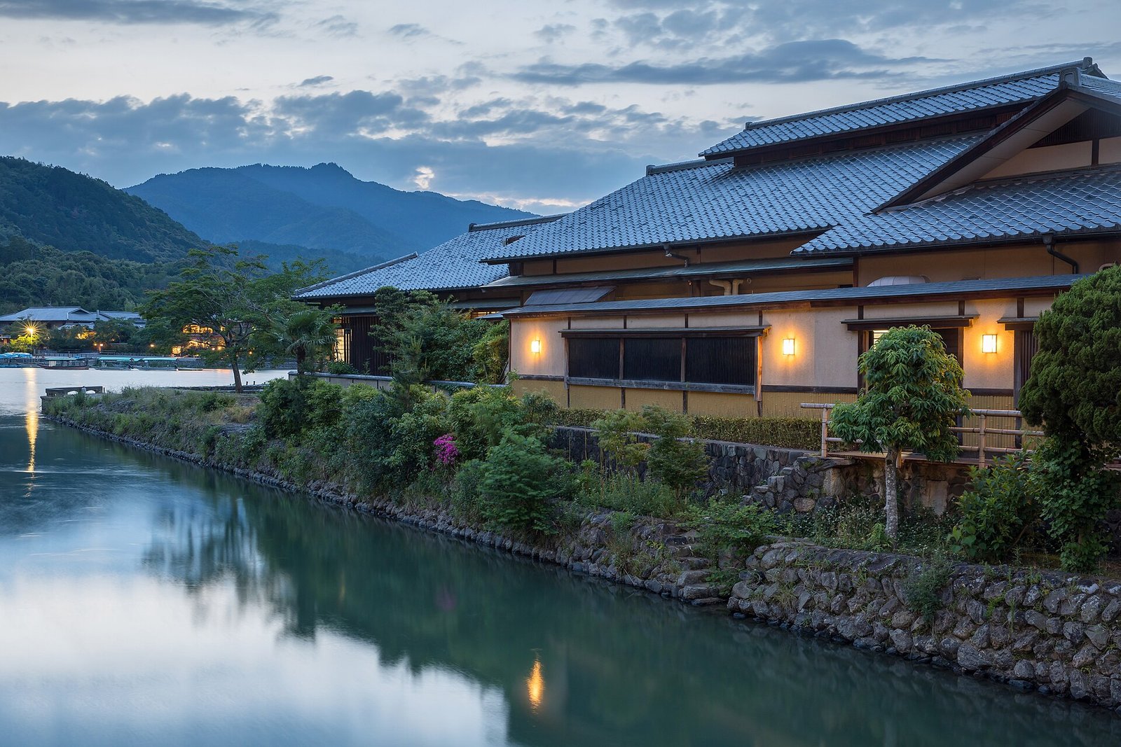 Togetsu Café and Togetsutei Annex Shofukaku old building with yellow lights at sunset, on the river bank of Saganakanoshimacho island and Ar — Photo: Basile Morin, CC BY-SA 4.0, via Wikimedia Commons