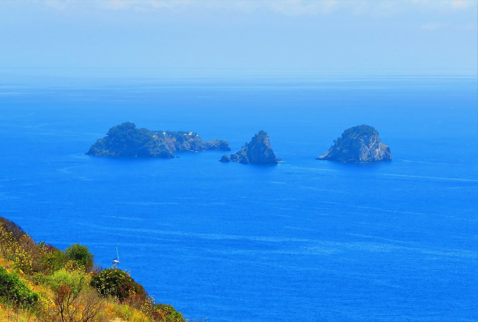 Li Galli visti da Torca — Photo: Gianfranco Vitolo, CC BY 2.0, via Wikimedia Commons