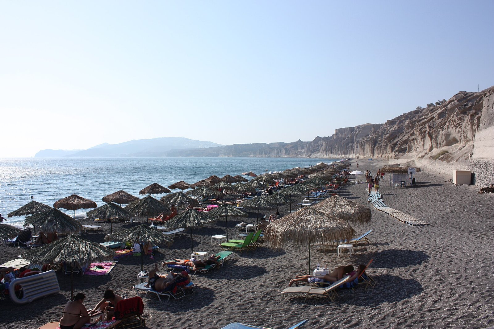Vlichada Beach, at the south part of Santorini island, Greece... Vlichada Beach, Santorini... — Photo: Klearchos Kapoutsis from Santorini, Greece, CC BY 2.0, via Wikimedia Commons