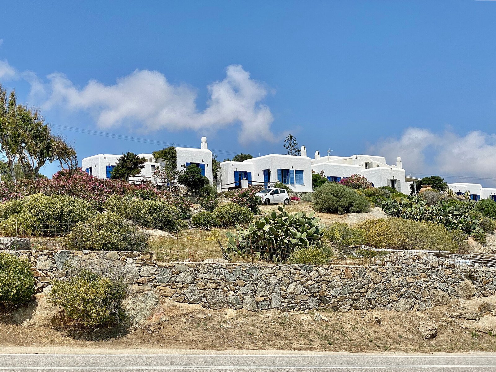 The Cycladic houses of the island of Mykonos take after other islands in the Cyclades, with white stucco exteriors, white or colorful trim,  — Photo: Warren LeMay from Chicago, IL, United States, CC BY-SA 2.0, via Wikimedia Commons