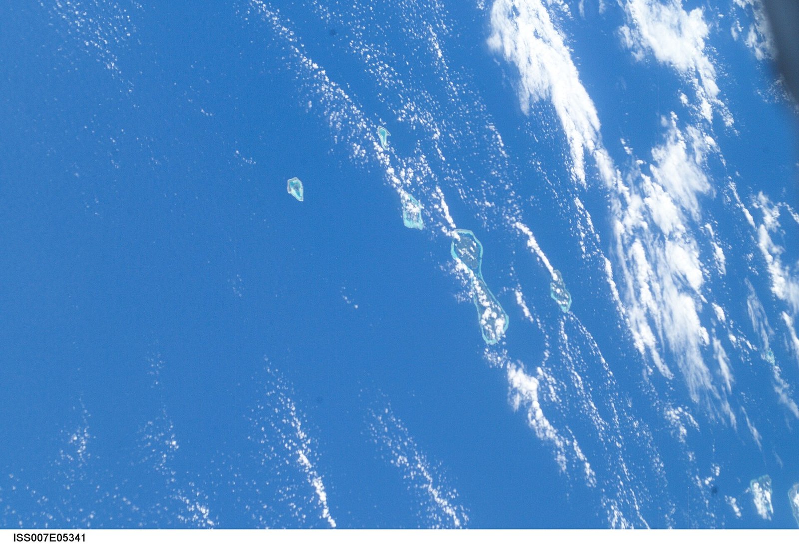 View of the Society Islands taken during ISS Expedition 7. — Photo: Earth Science and Remote Sensing Unit, Lyndon B. Johnson Space Center, Public domain, via Wikimedia Commons