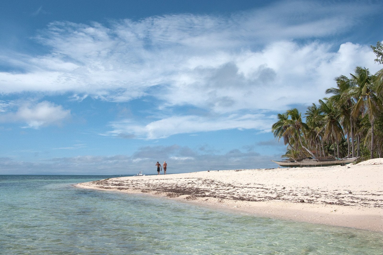 Bounty Beach. Malapascua Island is a small tropical island (just 2 km long and 1 km wide) located in the Visayan Sea. White sandy beaches an — Photo: Vyacheslav Argenberg, CC BY 4.0, via Wikimedia Commons