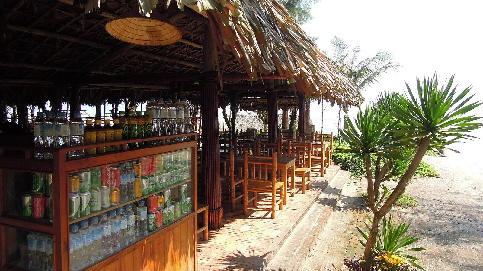 <a href="http://www.lonelyplanet.com/vietnam/central-vietnam/lang-co-beach" rel="nofollow">Lang Co</a> is an attractive island-l — Photo: David McKelvey from Brisbane, Australia, CC BY 2.0, via Wikimedia Commons
