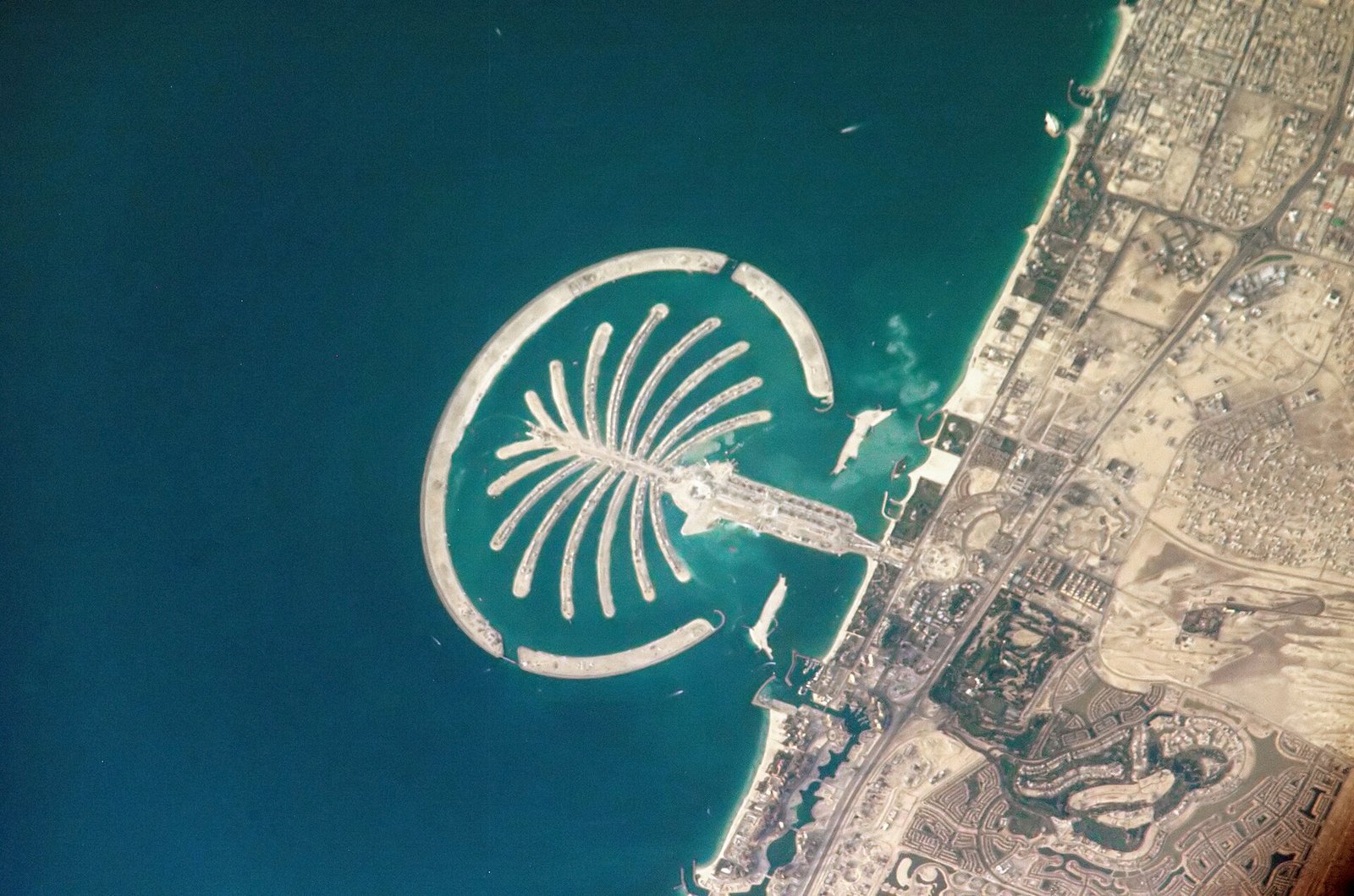 The resort Palm Jumeirah, Dubai, United Arab Emirates, is featured in this image photographed by Expedition 10 Commander Leroy Chiao from th — Photo: Commander Leroy Chiao, Public domain, via Wikimedia Commons