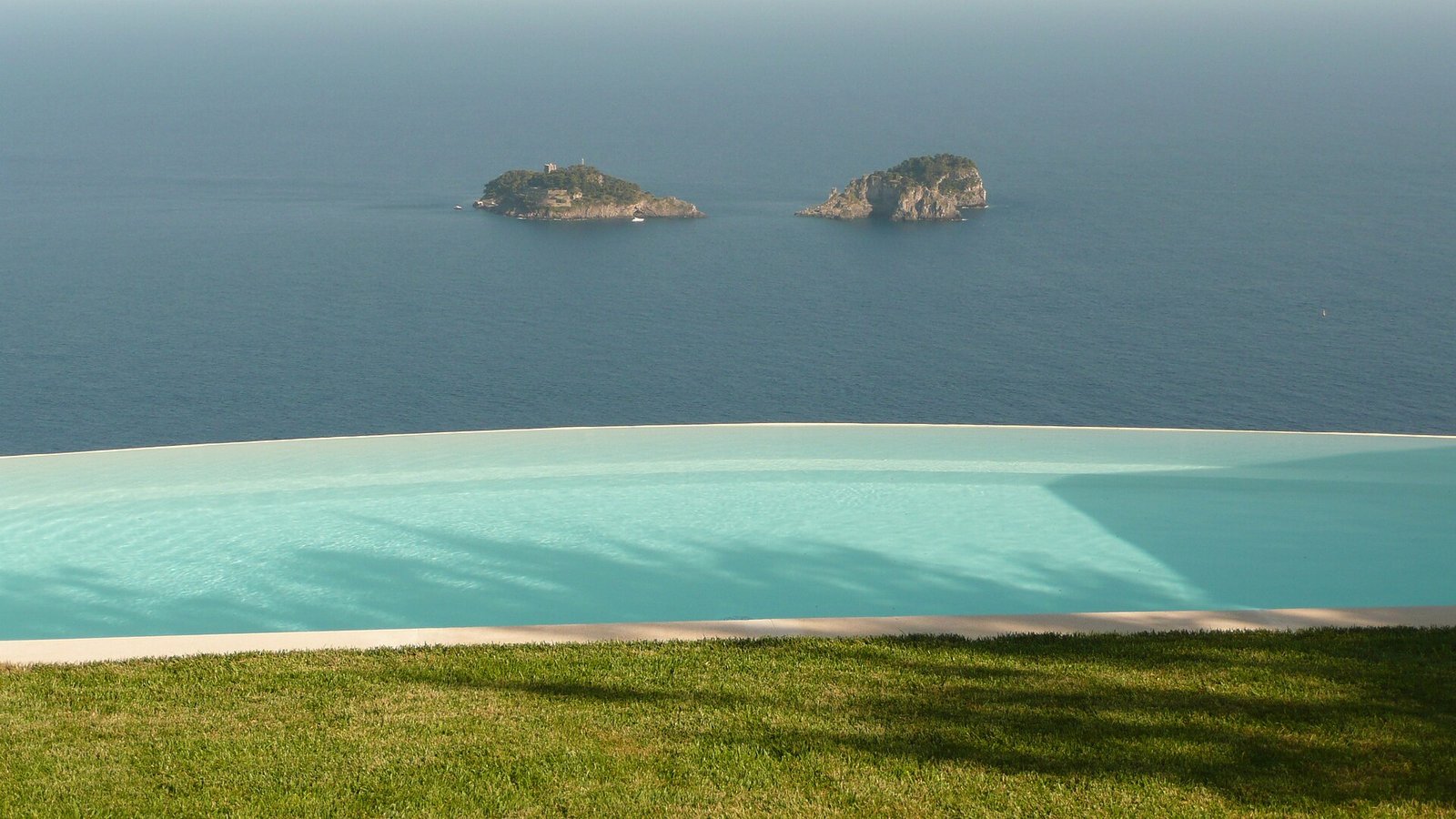 The villa is located where the enchanting Amalfi Coast begins in one of the most beautiful places of the Sorrento Peninsula. At Villa Mirag — Photo: Bruno Acampora, CC BY-SA 3.0, via Wikimedia Commons
