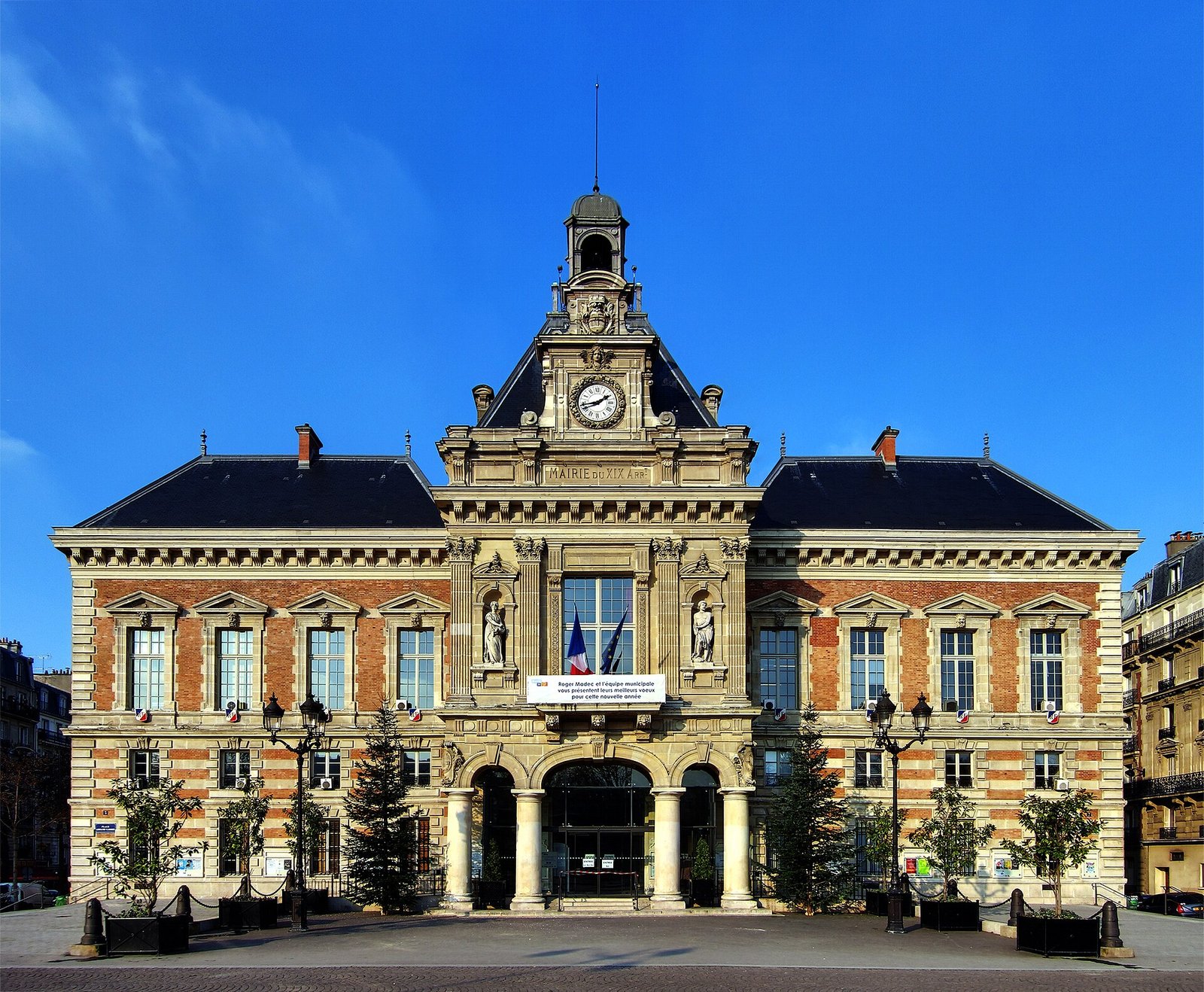 The town hall of Paris XIXe arrondissement, built between 1876 et 1878 by the architect Gabriel Davioud. — Photo: Velvet, CC BY-SA 3.0, via Wikimedia Commons