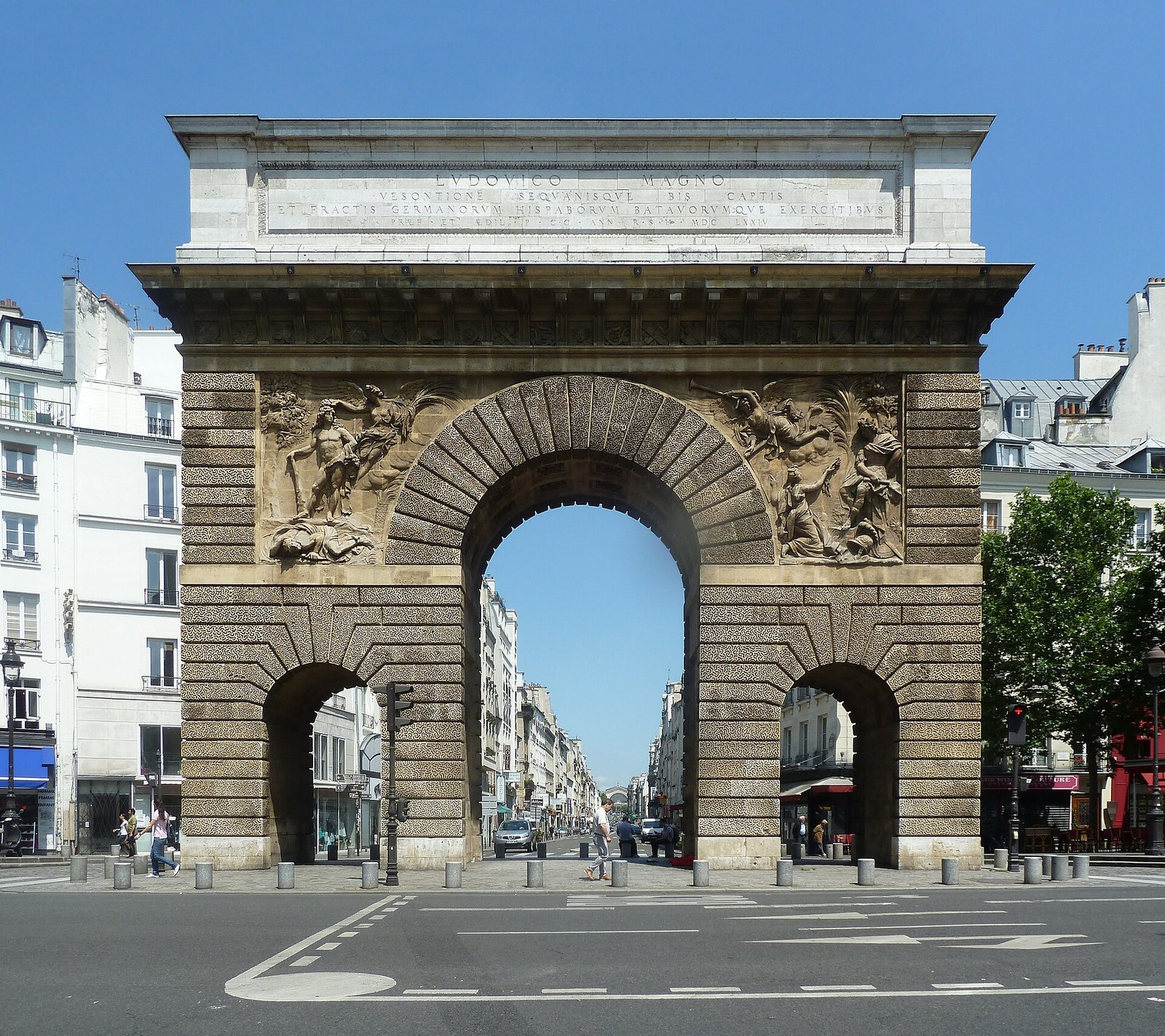 Porte Saint-Martin as seen from the rue Saint-Martin, Paris. — Photo: Benutzer, CC BY-SA 3.0 de, via Wikimedia Commons