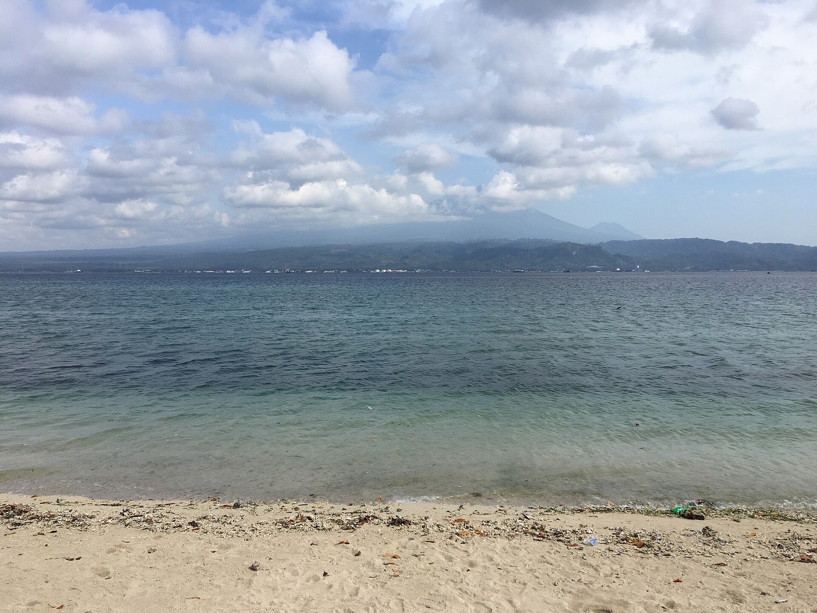 Foto ini diambil di semenanjung Prapat Agung, Taman Nasional Bali Barat. Menunjukan pulau Jawa dengan puncak Gunung Raung dan Gunung Ijen. — Photo: Nirwanto Honsono, CC BY-SA 4.0, via Wikimedia Commons
