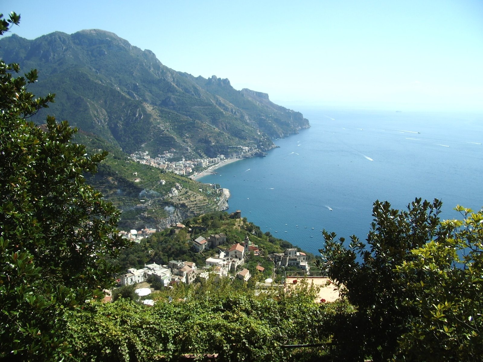 View from Ravello, Italy, down into the bay. — Photo: Charlie Dave, CC BY 2.0, via Wikimedia Commons