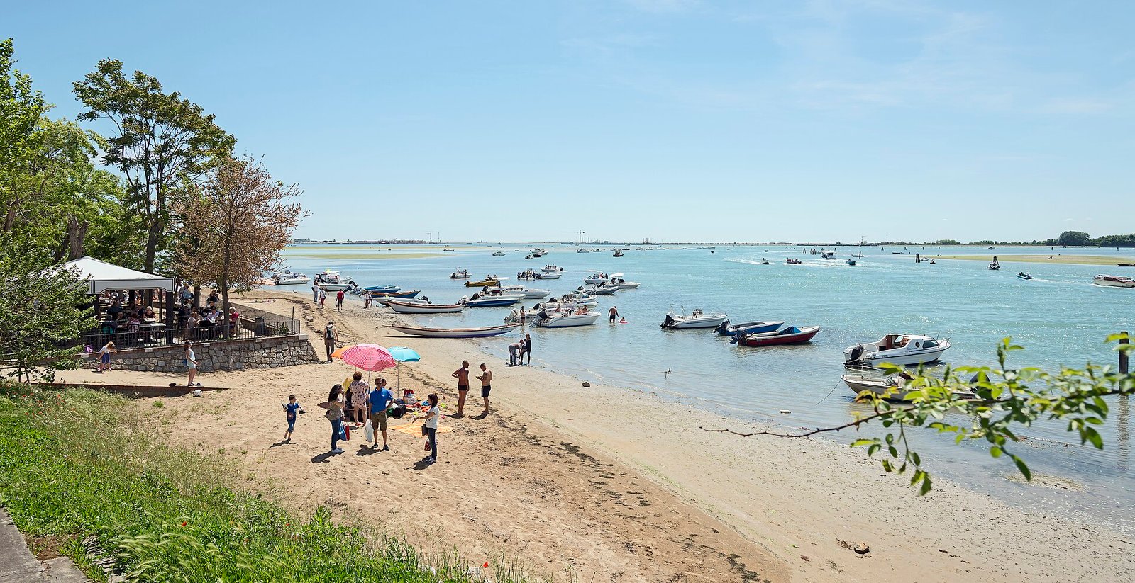 The beach, south of the island of Sant'Erasmo. — Photo: Didier Descouens, CC BY-SA 4.0, via Wikimedia Commons
