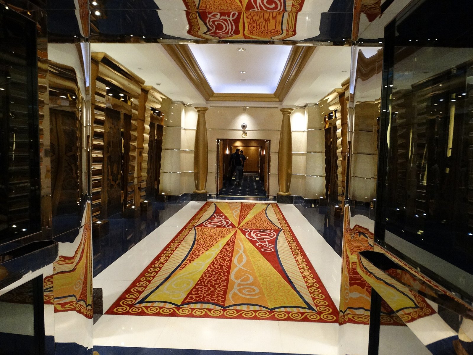 Hotel Burj al Arab in Dubay 2 — Photo: Leon petrosyan, CC BY-SA 4.0, via Wikimedia Commons