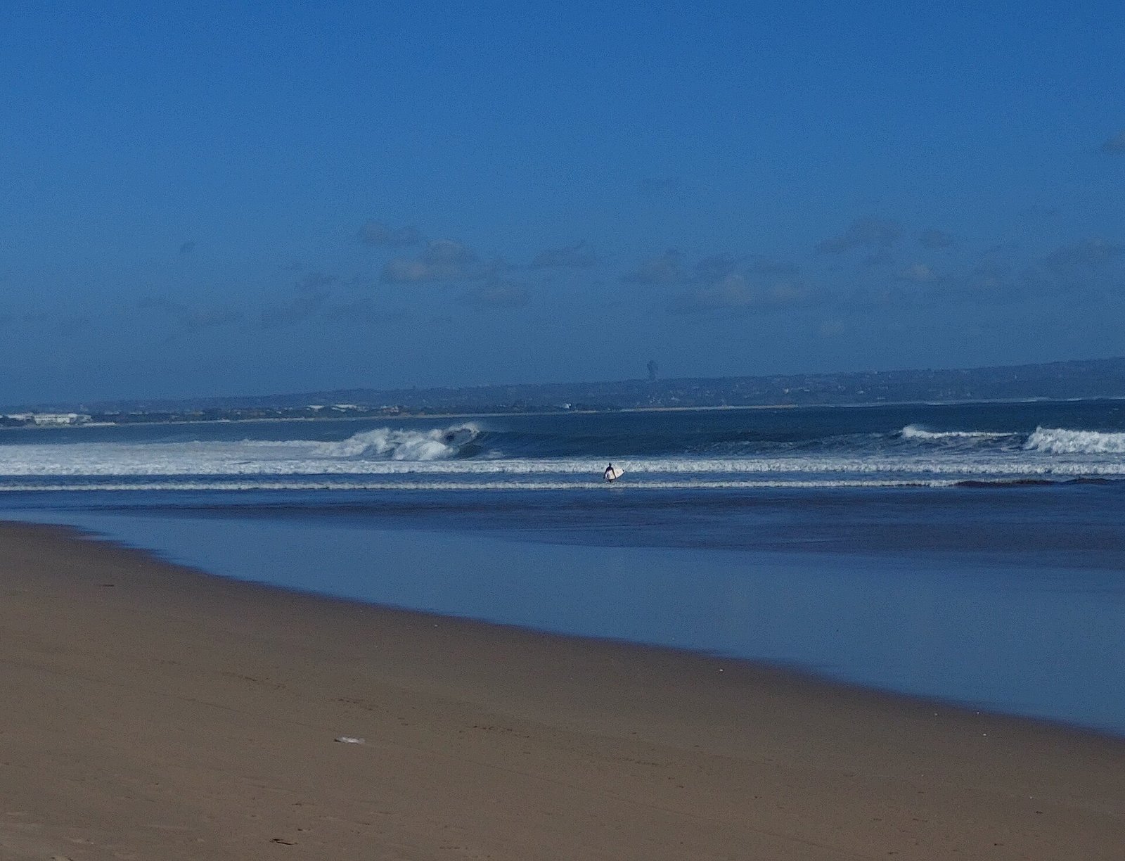Strand von Seminyak mit Blick auf die Bukit-Halbinsel — Photo: Schweigeblick, CC BY-SA 4.0, via Wikimedia Commons