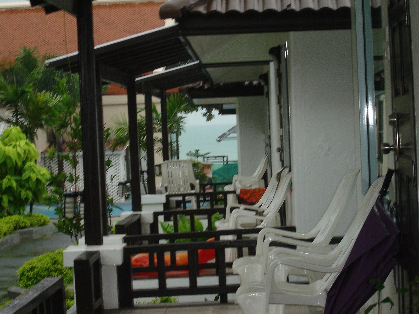 Hotel resort in Koh Samui island, Thailand — Photo: nakhon100, CC BY 2.0, via Wikimedia Commons