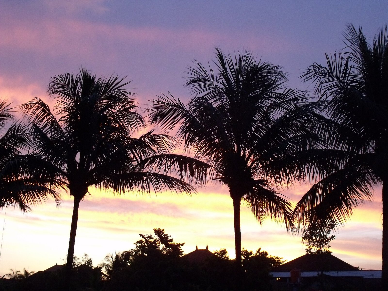 The beautiful sunset in the clouds over Seminyak in Bali — Photo: Simon_sees from Australia, CC BY 2.0, via Wikimedia Commons