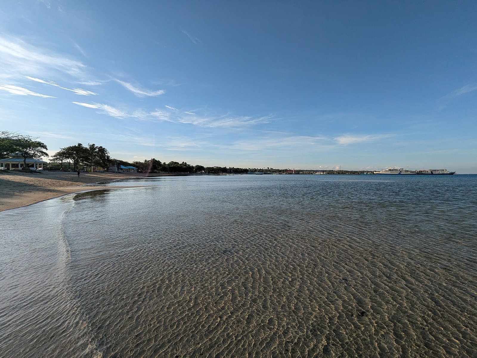 A wide-angle view of the calm, clear waters at Capusan Beach in Cuyo, Palawan. The shallow seabed is visible through the water, with the tow — Photo: LuzViMindaLife, CC BY-SA 4.0, via Wikimedia Commons