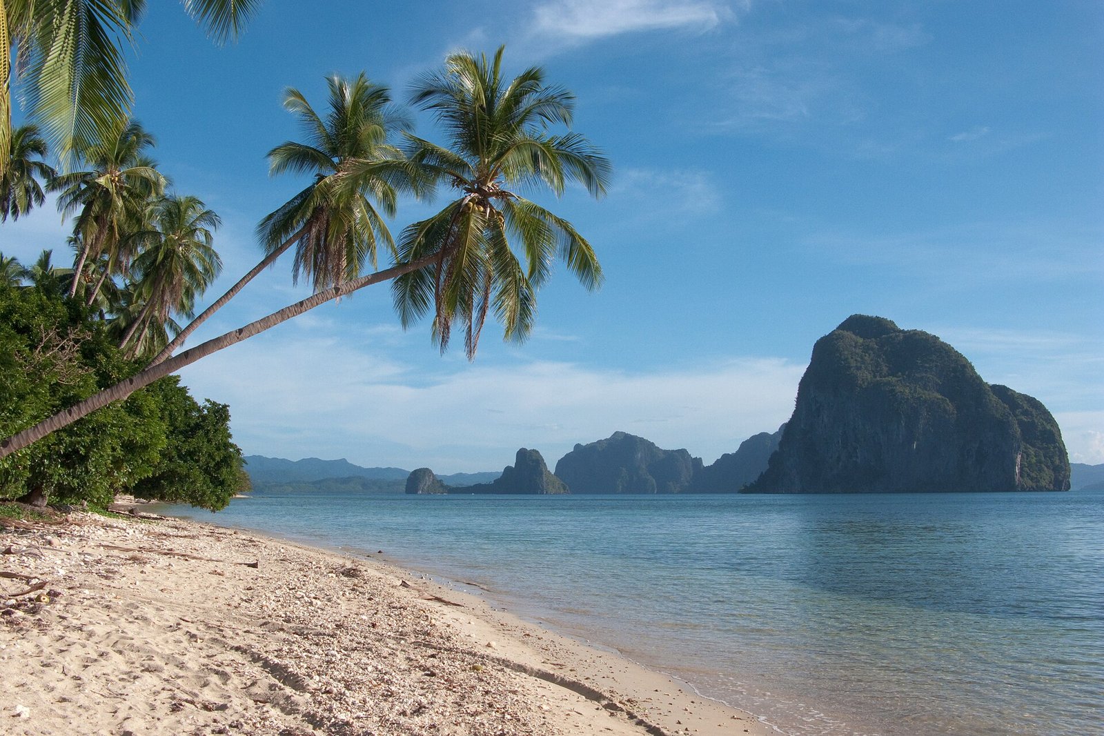 Part of minor tectonic Sunda Plate. Islands, islets, karst formations, limestone towers, remote lagoons, irregular coastlines, coral, crysta — Photo: Vyacheslav Argenberg, CC BY 4.0, via Wikimedia Commons