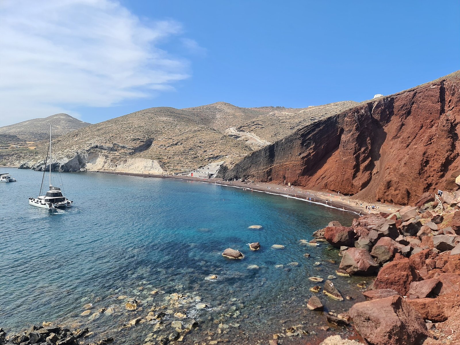 La plage rouge est située sur l'île de Santorin, en Grèce, connue pour ses falaises rouges et orange formées de coulées de lave qui se sont — Photo: Anthony Baratier, CC BY-SA 4.0, via Wikimedia Commons