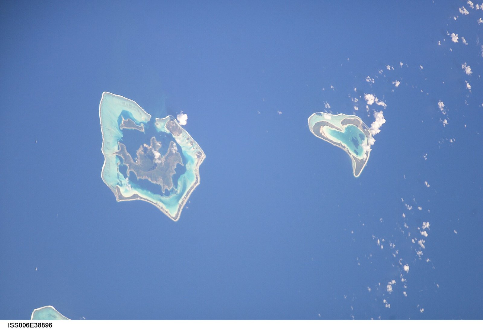 View of the Society Islands taken during ISS Expedition 6. — Photo: Earth Science and Remote Sensing Unit, Lyndon B. Johnson Space Center, Public domain, via Wikimedia Commons