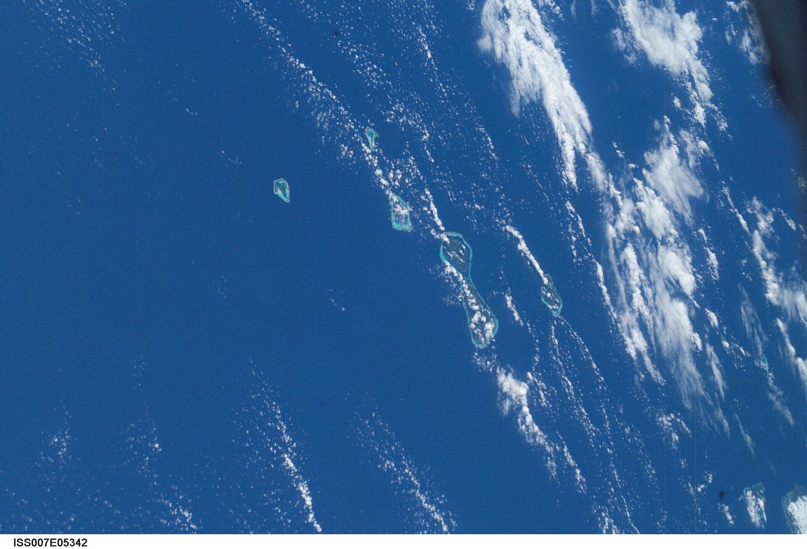 View of the Society Islands taken during ISS Expedition 7. — Photo: Earth Science and Remote Sensing Unit, Lyndon B. Johnson Space Center, Public domain, via Wikimedia Commons