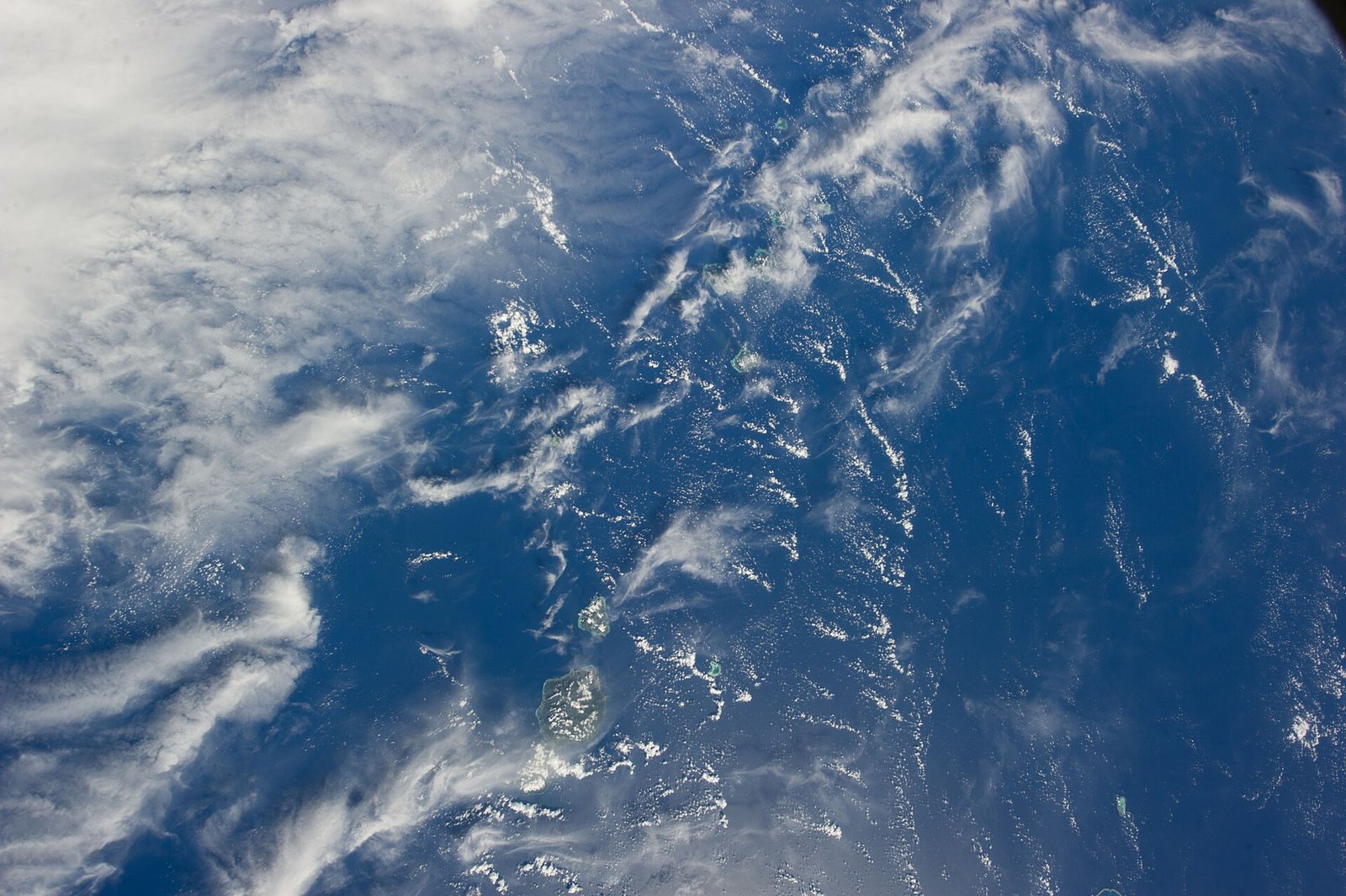 View of the Society Islands taken during ISS Expedition 35. — Photo: Earth Science and Remote Sensing Unit, Lyndon B. Johnson Space Center, Public domain, via Wikimedia Commons