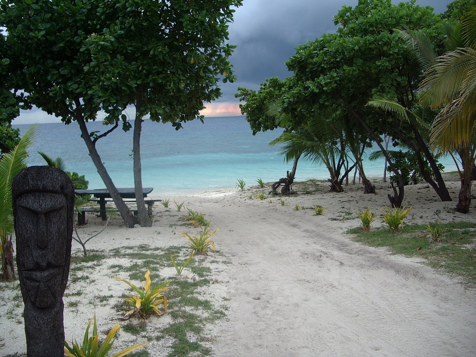 The beach of Bounty Island Resort, Mamanuca Islands, Fiji — Photo: JaredWiltshire, CC BY-SA 3.0, via Wikimedia Commons
