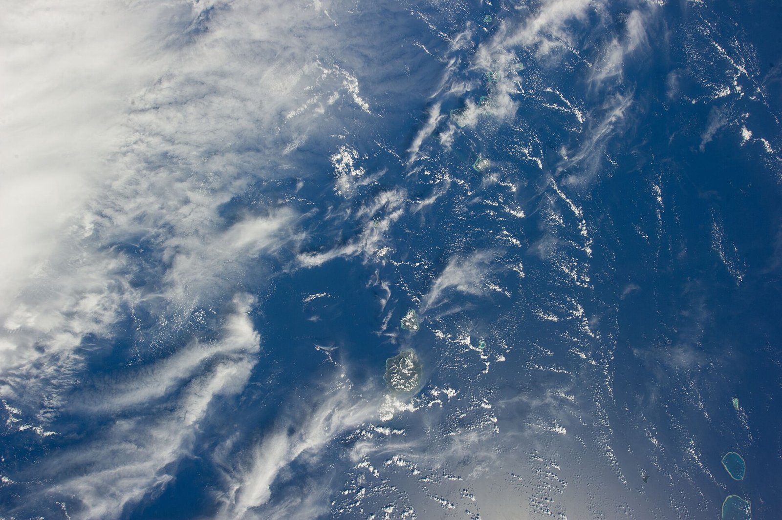View of the Society Islands taken during ISS Expedition 35. — Photo: Earth Science and Remote Sensing Unit, Lyndon B. Johnson Space Center, Public domain, via Wikimedia Commons