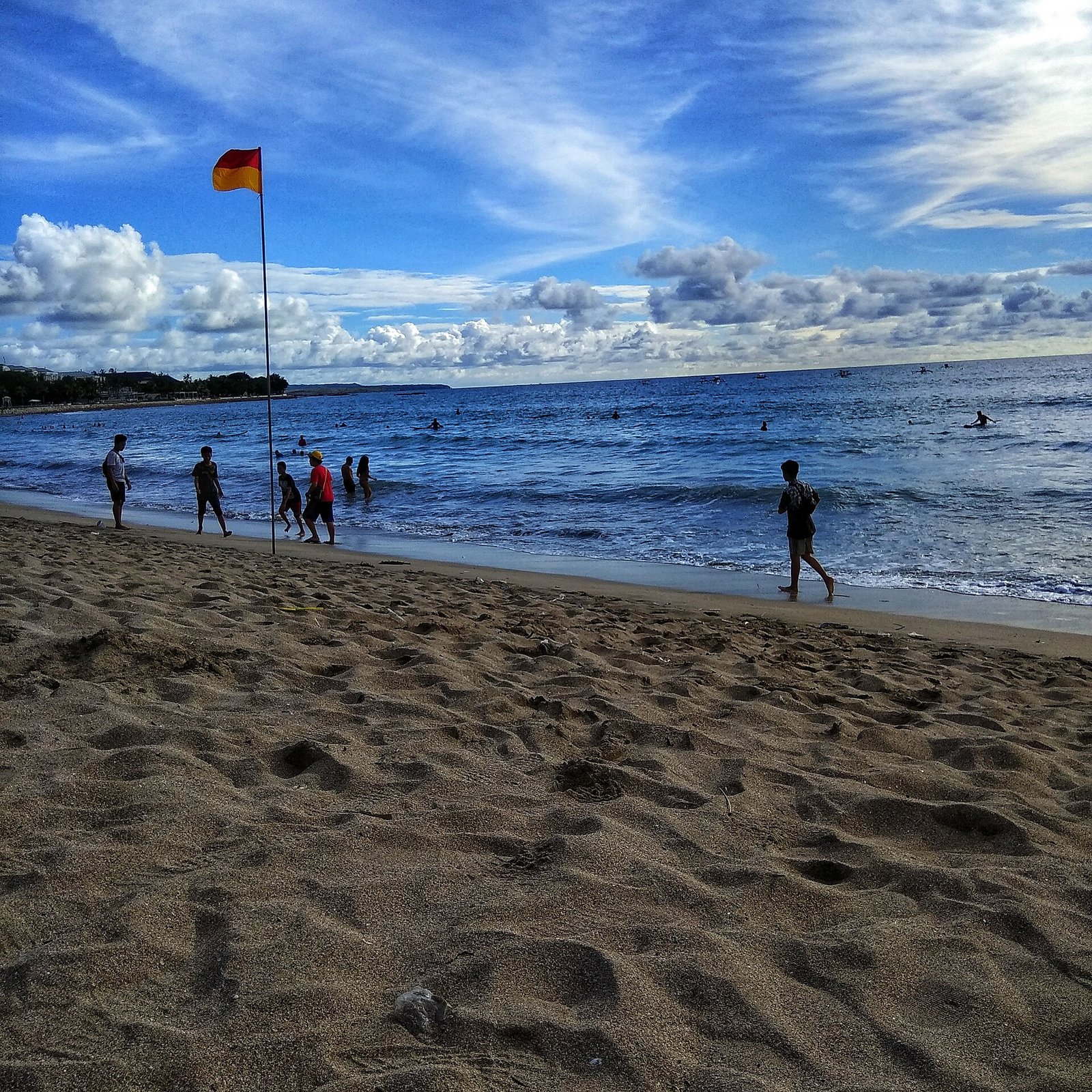 The beach is located on Bali Island in Indonesia — Photo: Filewalker16, CC BY-SA 4.0, via Wikimedia Commons