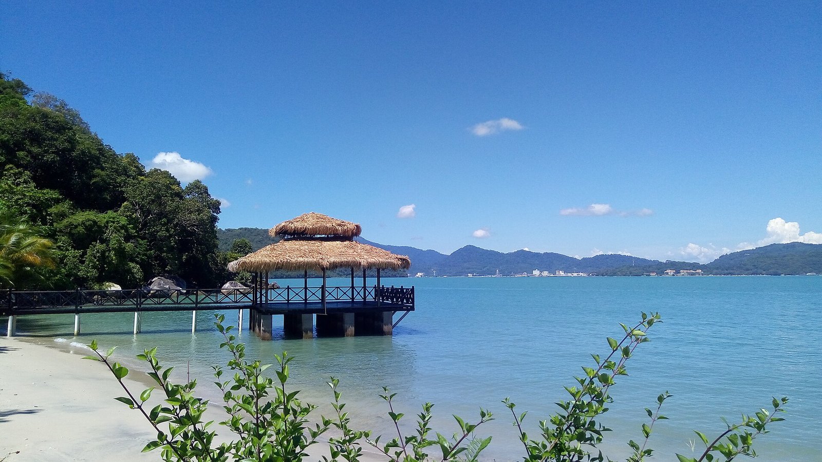 Raw, unedited image to capture the light under the sun of Pulau Tuba, right here in Malaysia. — Photo: RuzanaAzhar, CC BY-SA 4.0, via Wikimedia Commons